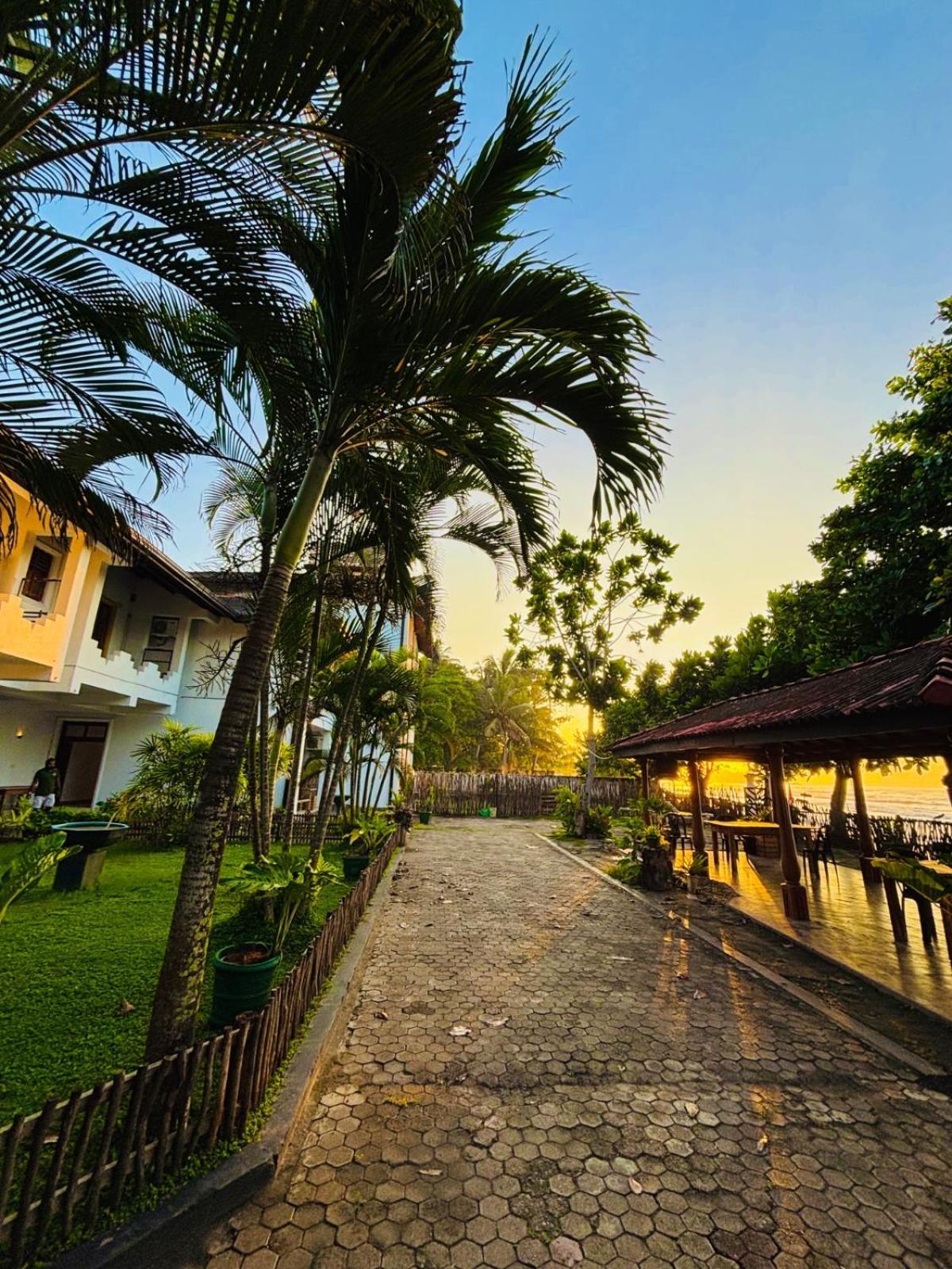Balance Beach Resort Dikwella Sur Exterior foto